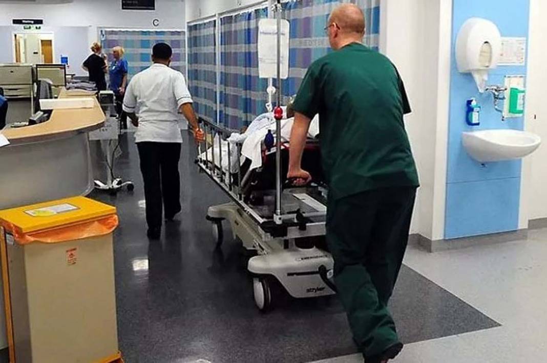 Yağmur altında saatlerce ambulans bekledi! Kanser hastası yaşlı adamın çaresiz halleri yüreklerinizi sızlatacak! 7